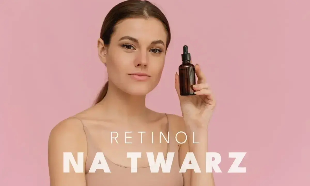 Kobieta z buteleczką serum na twarz. Dowiedz się, z czym łączyć retinol, by uzyskać najlepsze efekty.
