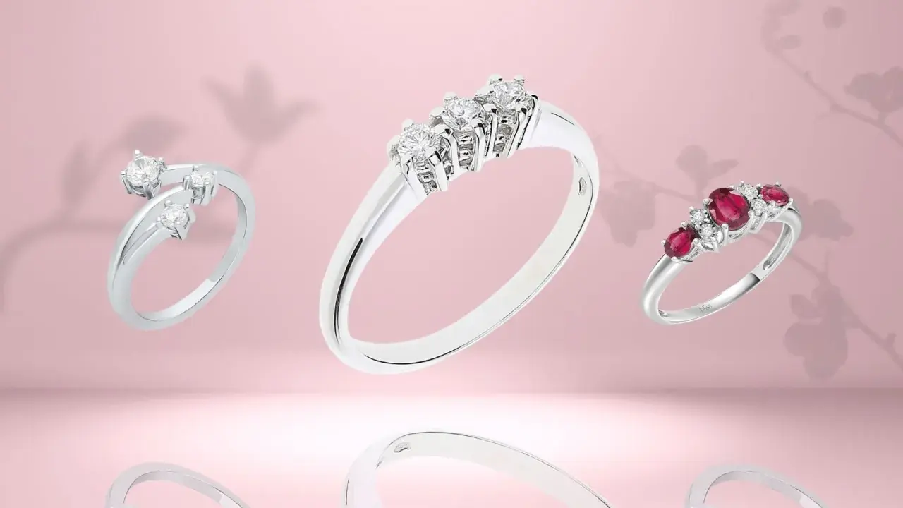Anelli con diamanti e rubini, un'elegante trilogia che simboleggia passato, presente e futuro.