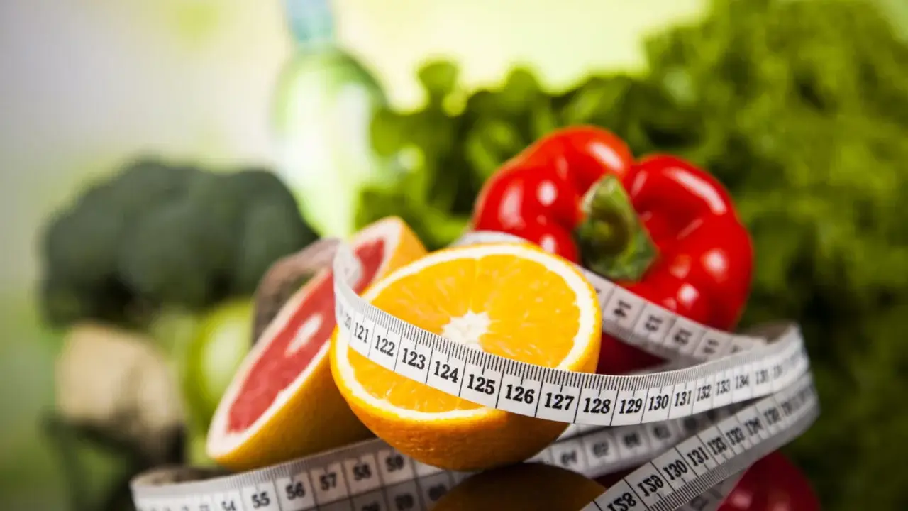 Fruits et légumes frais, ruban à mesurer. Le régime Scarsdale 14 jours menu est une promesse de fraîcheur et de vitalité.