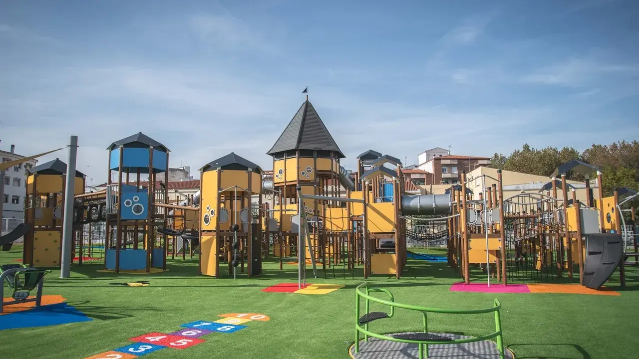 Parque infantil en Mérida con juegos coloridos y toboganes, listo para la diversión de los niños.