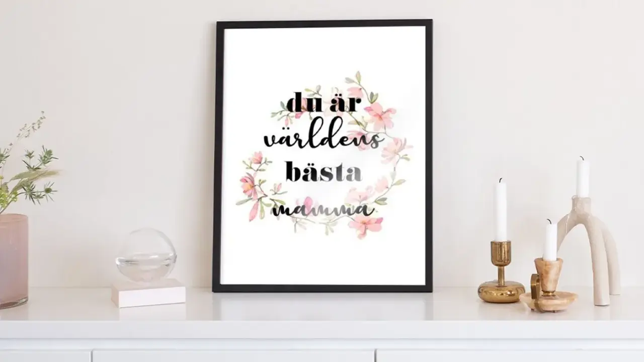 En inramad text med blommor: "du är världens bästa mamma". En perfekt present till en mamma.