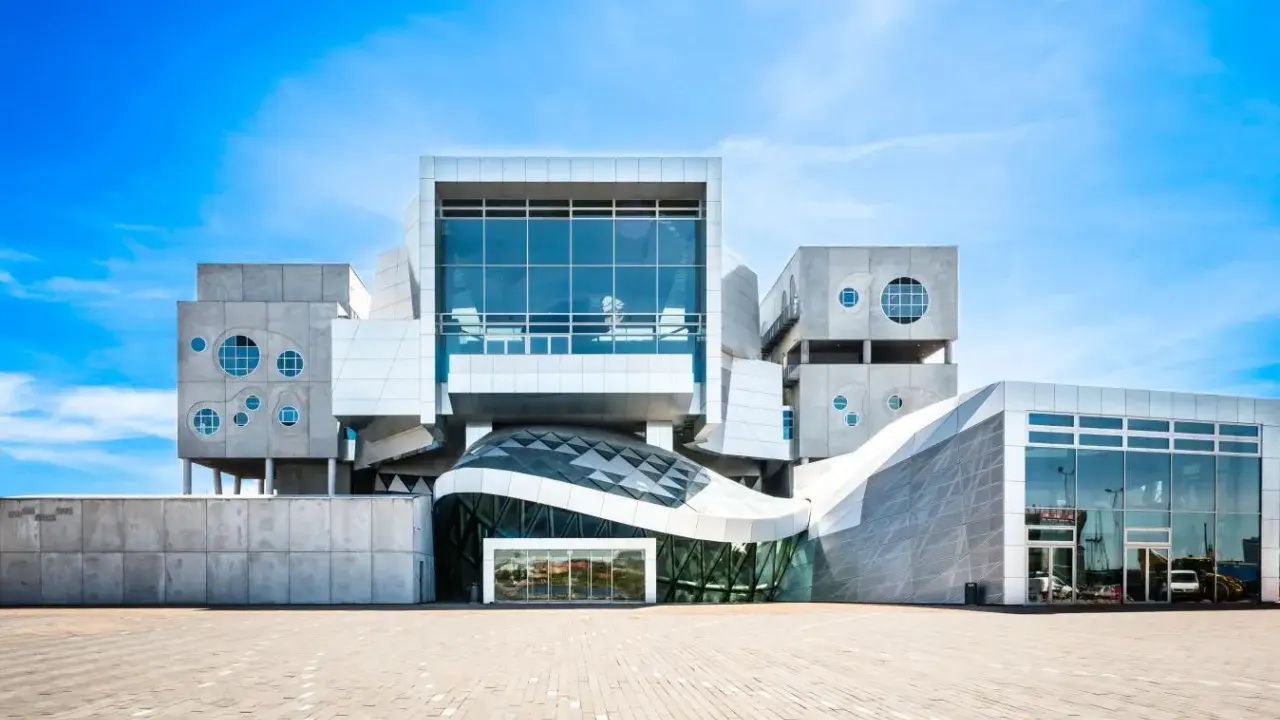 Modern arkitektur i en stad på Nordjylland. Byggnaden har en unik, futuristisk design med glas och metall.