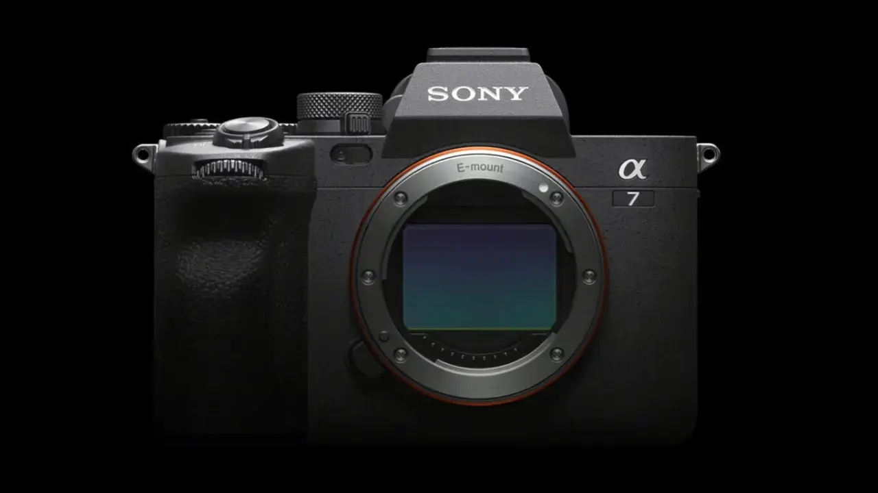 Cámara Sony Alpha 7 IV, con su sensor visible y el logo de E-mount. El peso de la Sony a7IV es ideal para largas jornadas de fotografía.