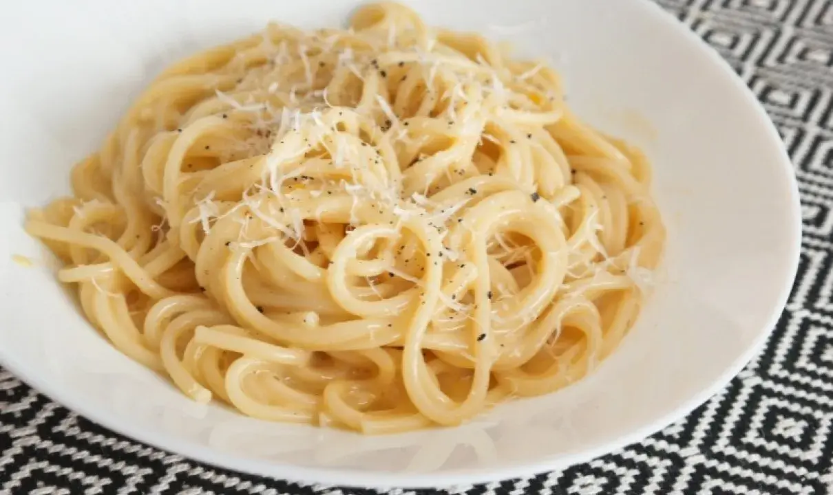 Pyszne spaghetti carbonara, idealne na szybki obiad. Ten przepis na carbonara jest prosty i szybki.