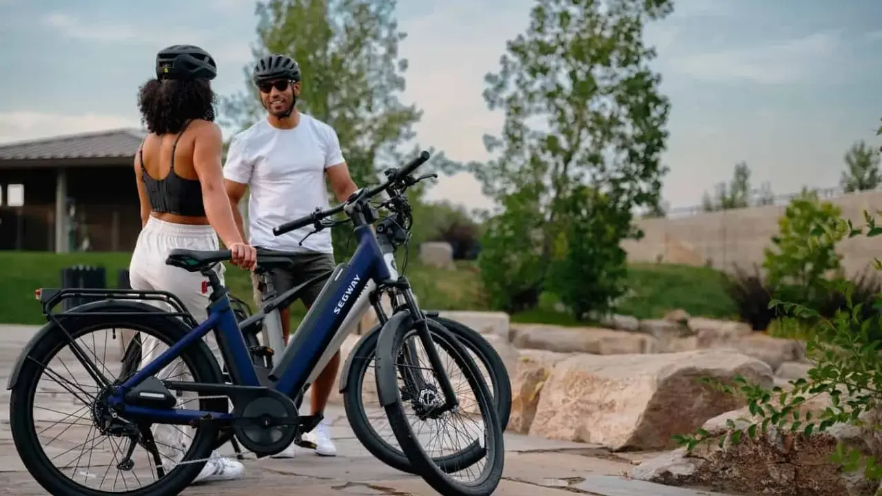Para zwiedzająca park na nowoczesnych rowerach elektrycznych. To rower przyszłości, który ułatwia podróżowanie.