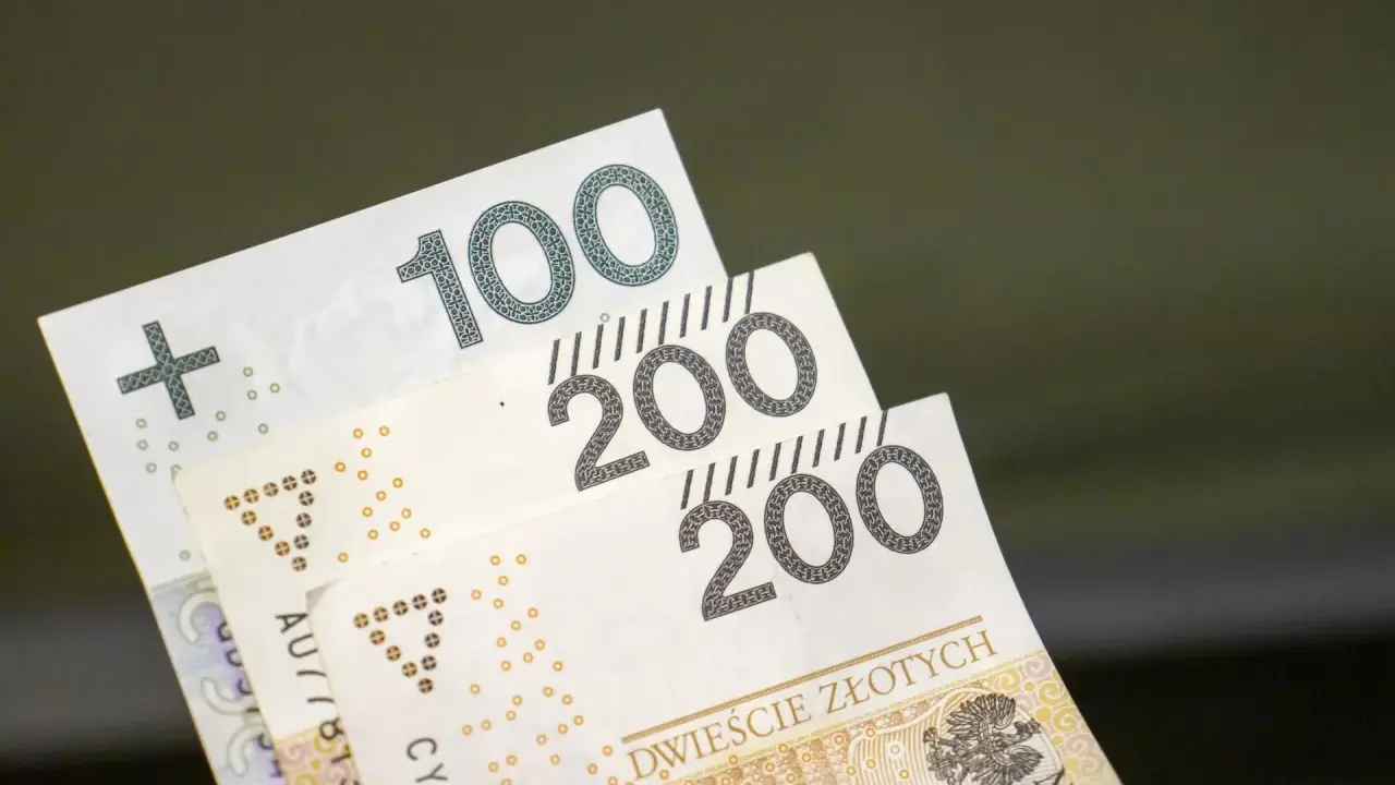 Polskie banknoty 100 i 200 zł. Wiele osób liczy na wsparcie, jak 500 plus dla seniora.
