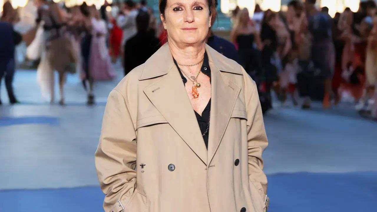 Maria Grazia Chiuri, directora creativa de Dior, posa con un elegante trench beige.