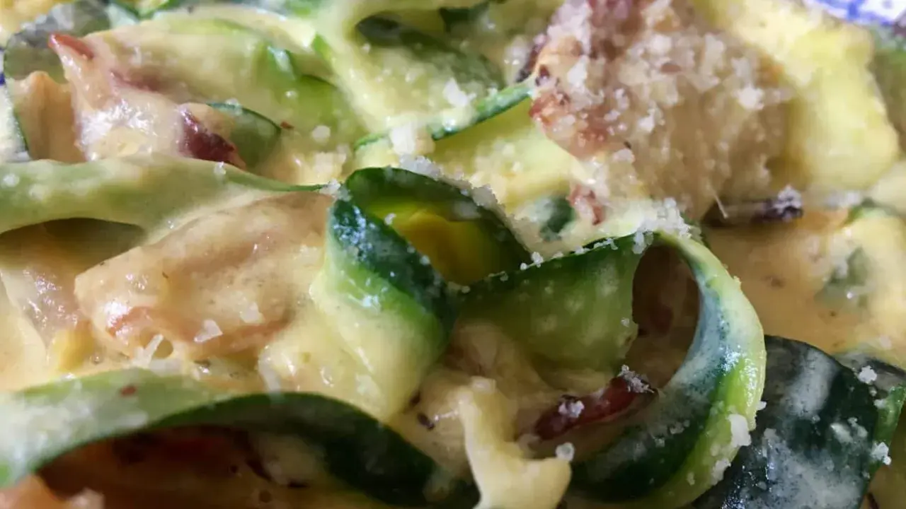 Carbonara z cukinią: Kremowy sos bez śmietany? Sprawdź przepis!