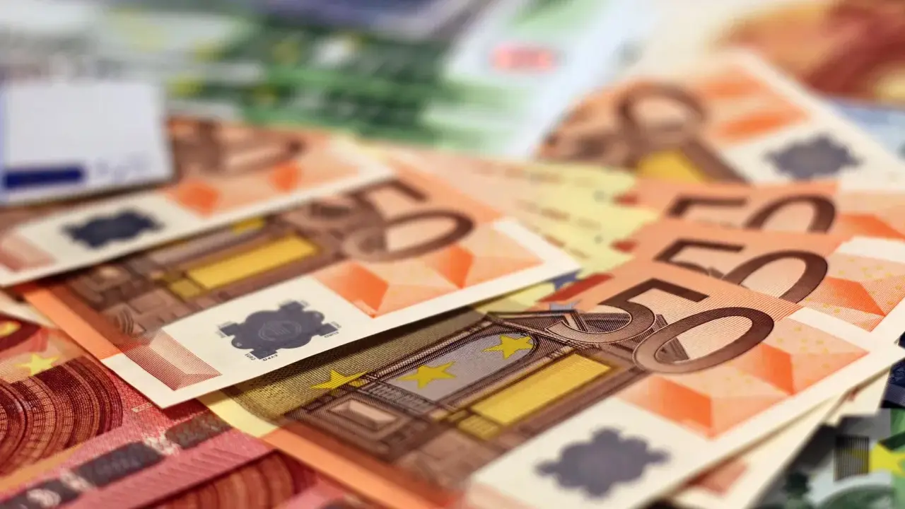 Billetes de euros, algunos de 50, apilados. ¿Iae que es? Dinero para gastar.