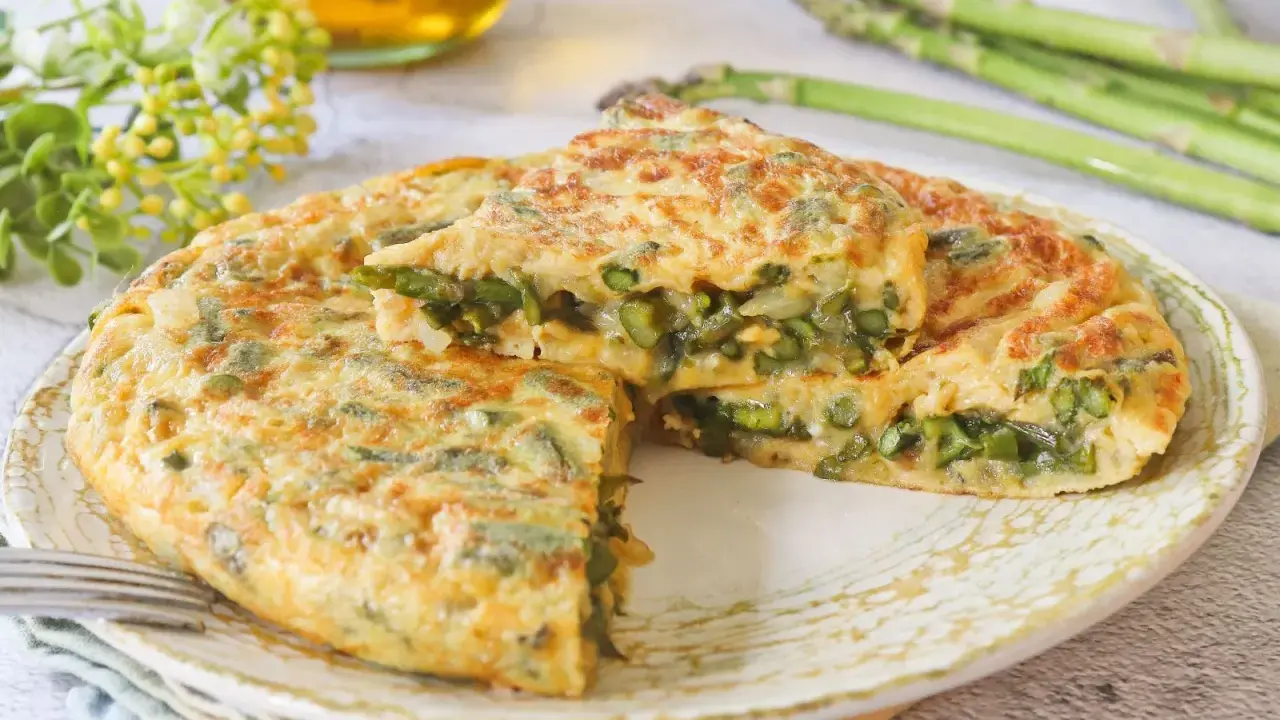 Tortilla de esparragos jugosa y dorada, con espárragos frescos y tiernos en su interior. Un plato delicioso y saludable.