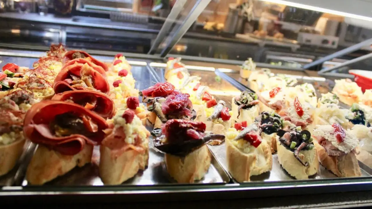 Délicieux cicchetti, tapas vénitiennes, alléchantes dans une vitrine réfrigérée.