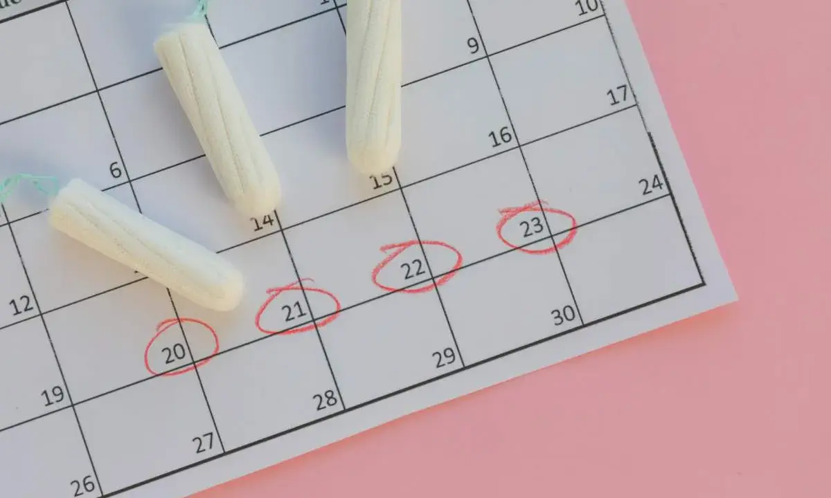 Tampones sobre calendario, marcando días. ¿Por qué me viene la regla un mes sí y otro no?