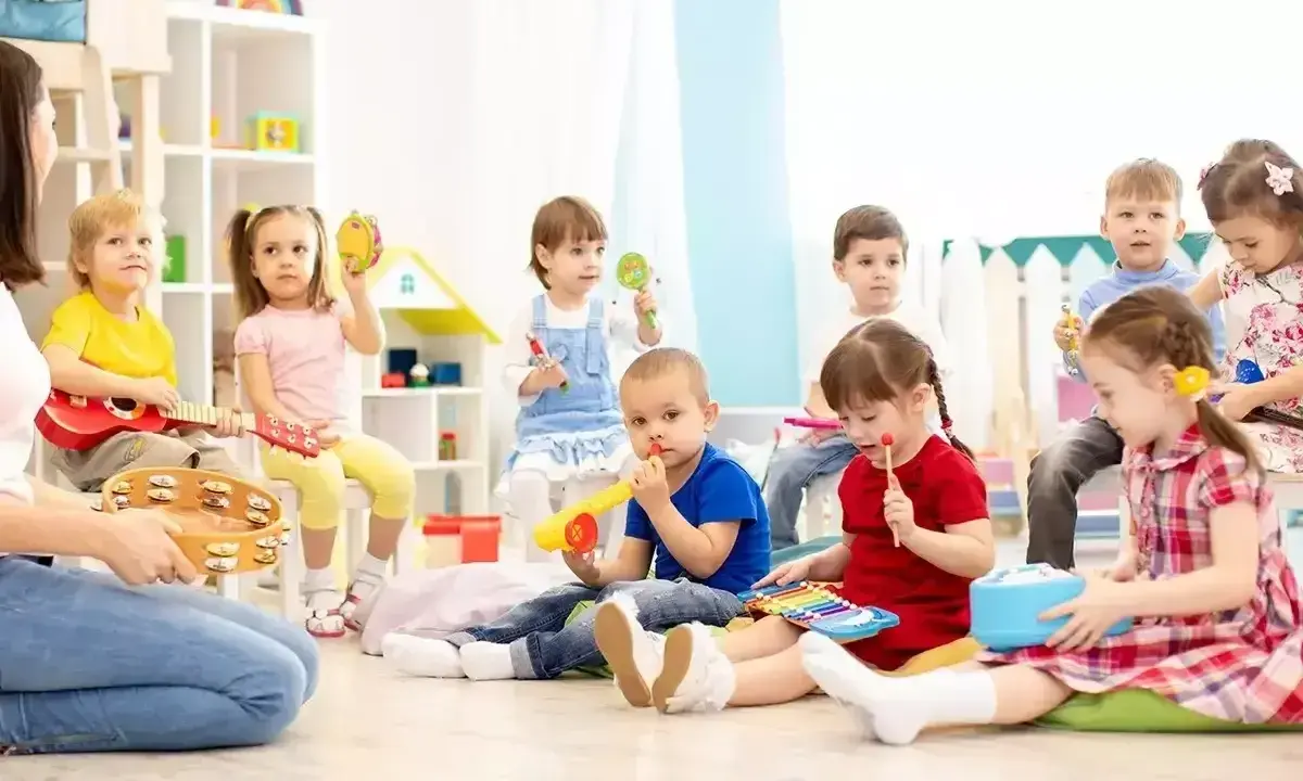Dzieci na zajęciach muzycznych, grają na instrumentach. To wspaniała gra na poznanie się, która rozwija kreatywność i umiejętności społeczne.