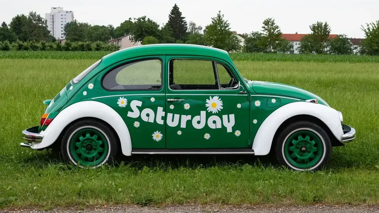 Zielony Garbus z napisem "Saturday" i stokrotkami. Czy za święto w sobotę należy się dzień wolny?