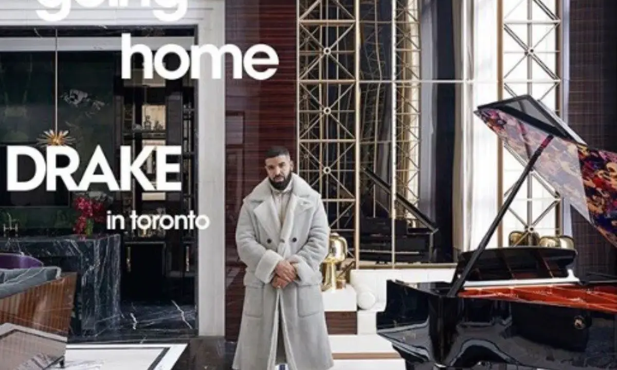 Drake w swoim luksusowym domu w Toronto, obok fortepianu.