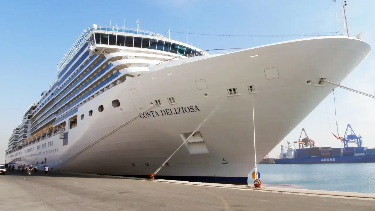 Imbarco crociera Costa Deliziosa: quanto tempo prima arrivare al porto? Passeggeri si preparano a salire a bordo.