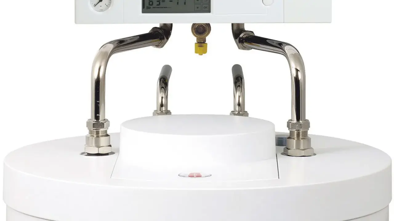 Nowoczesny piec gazowy kondensacyjny z cyfrowym wyświetlaczem i manometrem. Widoczne przyłącza hydrauliczne.