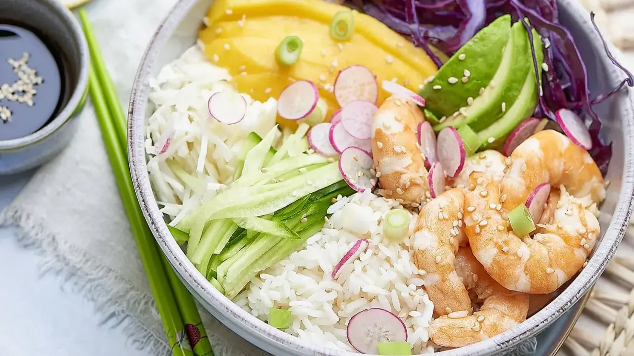 Un délicieux bol de riz avec crevettes, avocat, mangue, concombre, radis et chou rouge. Une salade crevette avocat parfaite pour un repas léger.