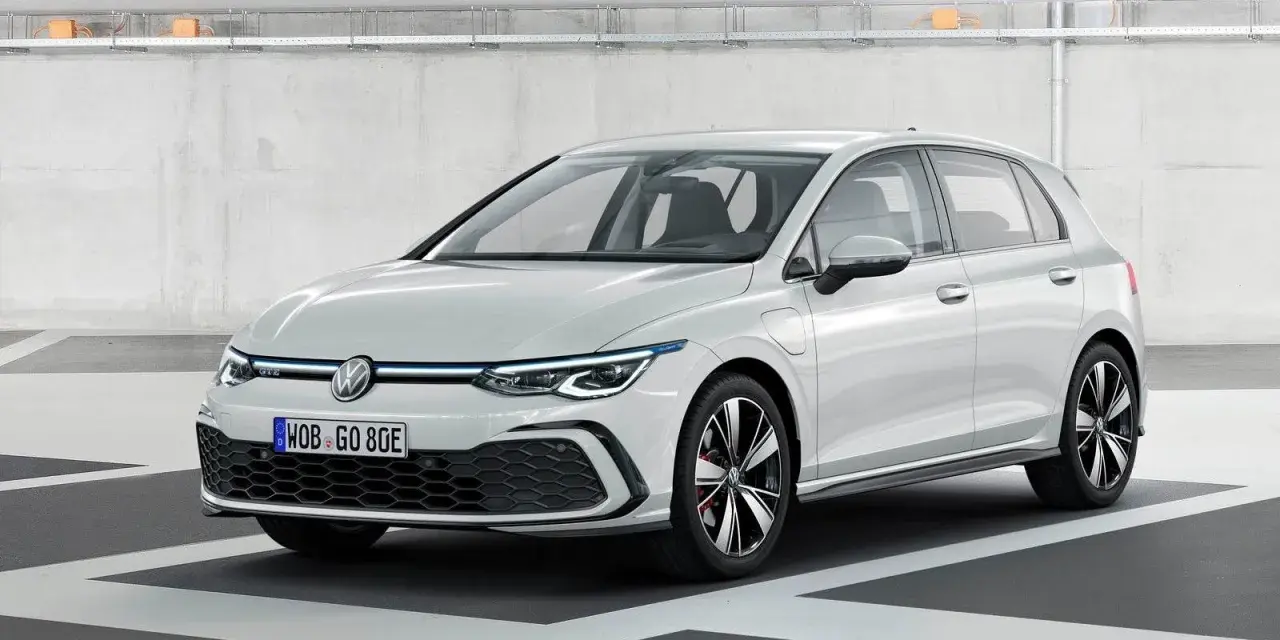 Golf 8 blanco, con detalles GTE y llantas deportivas. Sus medidas son ideales para la ciudad.