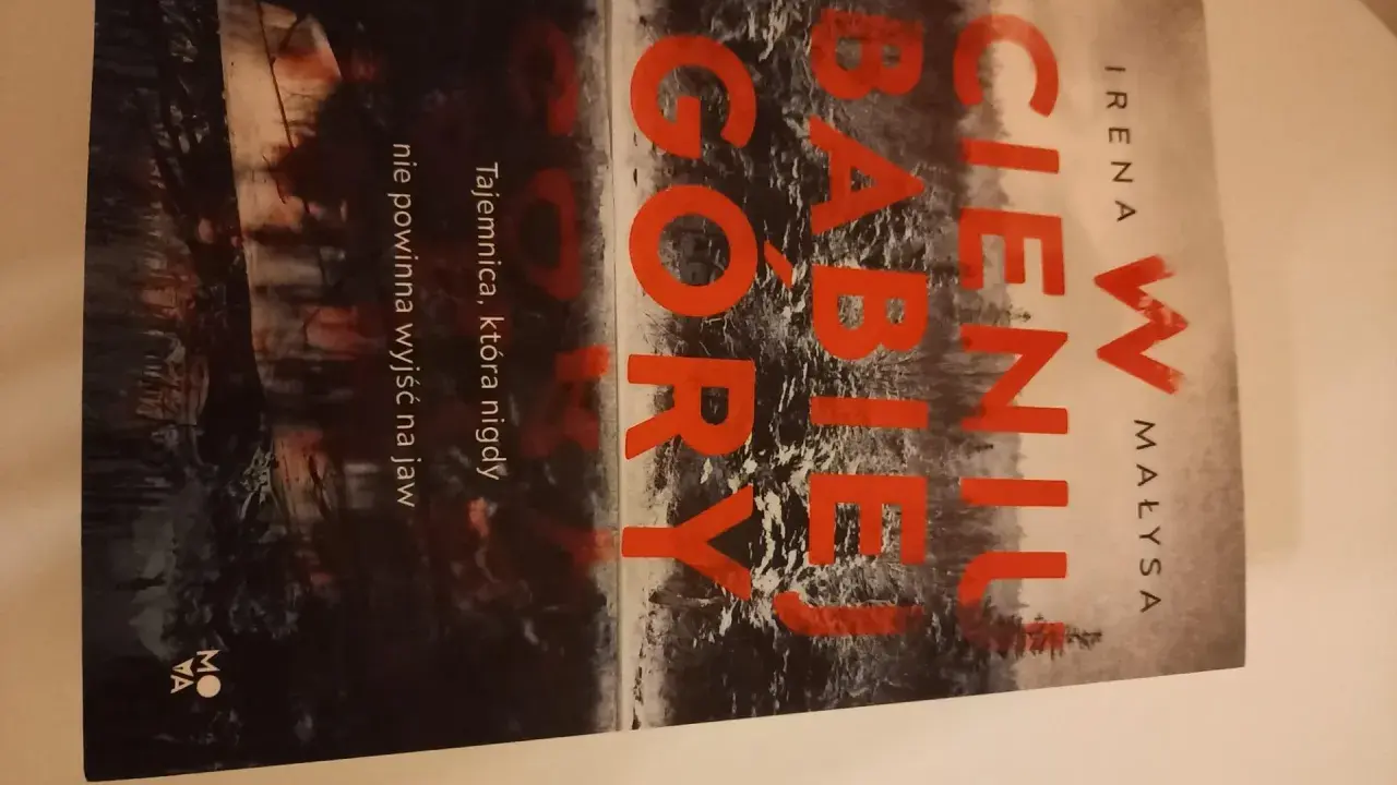 Okładka książki "W cieniu Babiej Góry" Ireny Małysy. Tajemnica, która nigdy nie powinna wyjść na jaw.