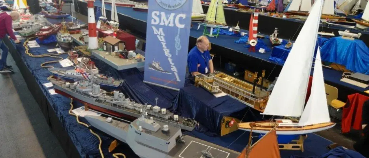 Modellbaumesse Friedrichshafen: detailreiche Schiffsmodelle, von Kriegsschiffen bis zu Segelyachten, laden zum Staunen ein. Preise sind auf Anfrage.