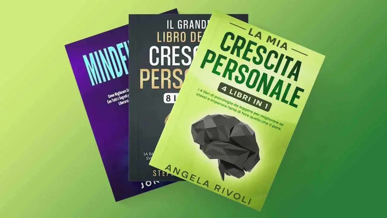 Tre libri per la crescita personale, uno verde brillante con un cervello stilizzato, uno nero e uno viola, disposti su uno sfondo verde.