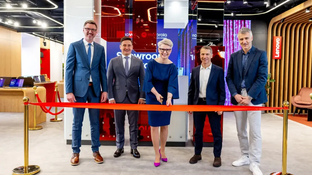 Otwarcie salonu Motorola, firmy należącej do Lenovo. Uroczyste przecięcie wstęgi przez zespół.