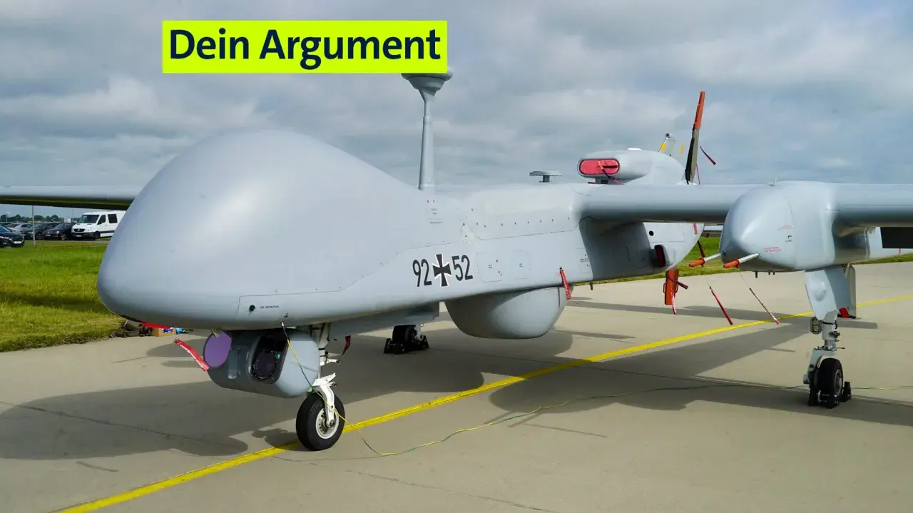 Ein graues UAS, eine Drohne, steht auf dem Flugfeld. Die Aufschrift "Dein Argument" ist über dem Flugzeug angebracht.