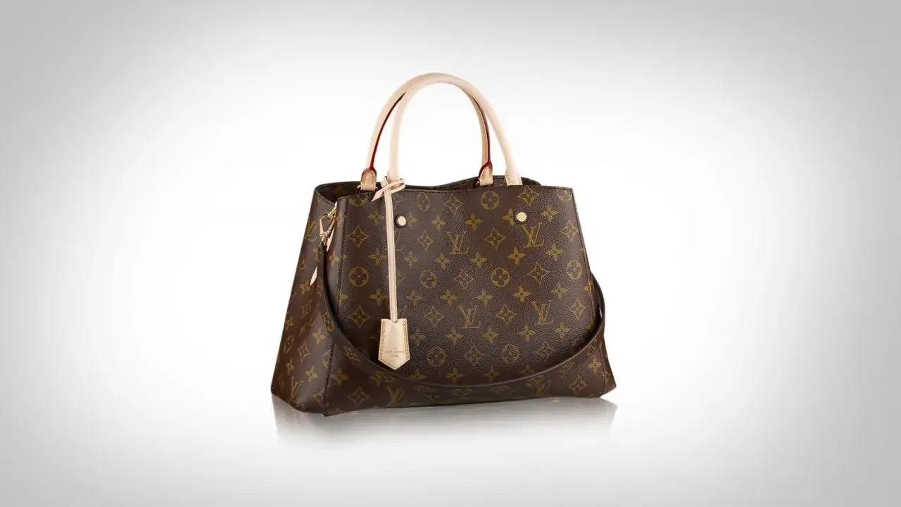 Brązowa torebka Louis Vuitton z monogramem, uchwytami i paskiem na ramię.