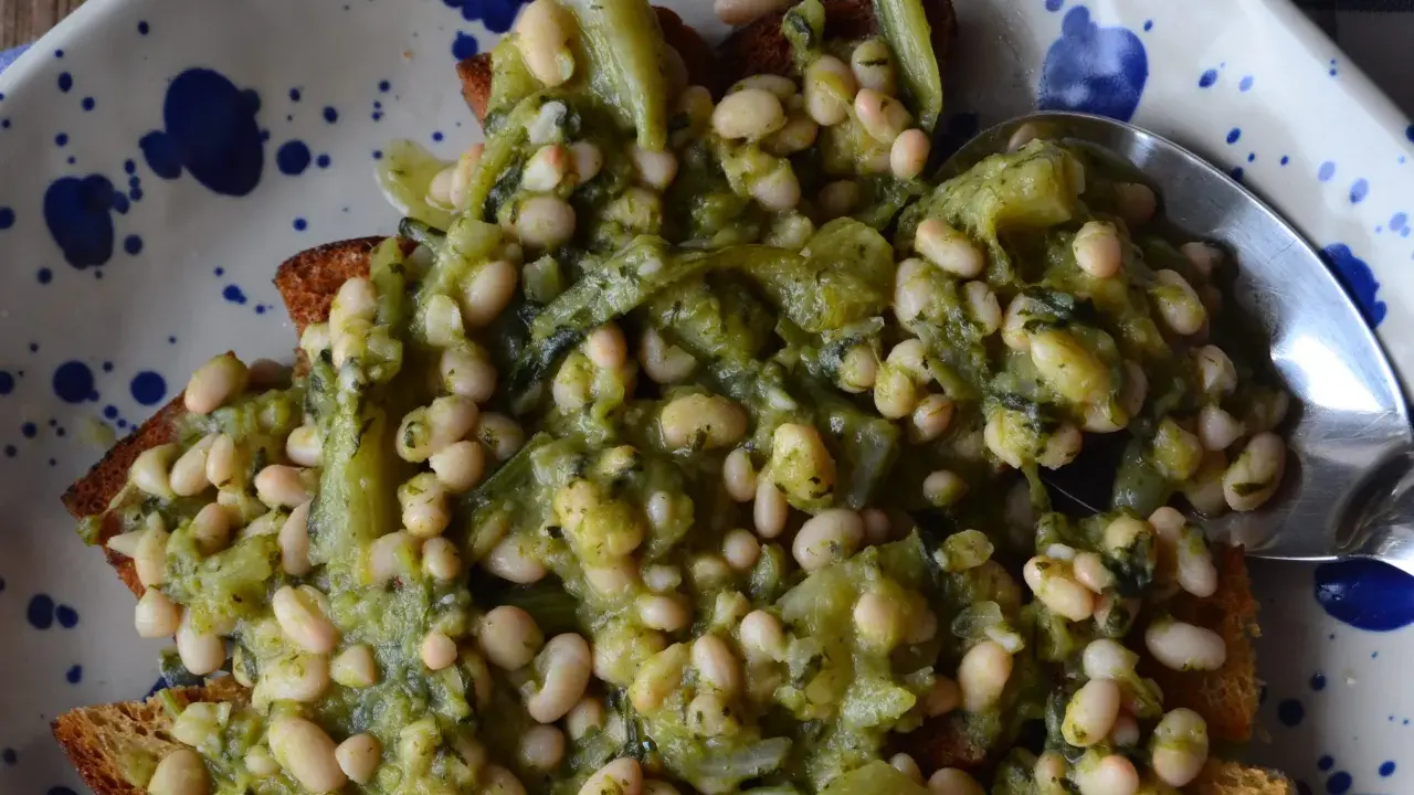 Marenna salentina: fagiolini e cicorie su pane abbrustolito, un piatto tipico pugliese.