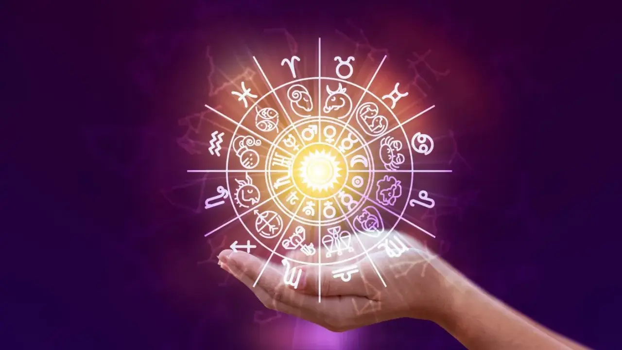Obracający się znak zodiaku nad dłonią, zapowiadający horoskop na weekend.