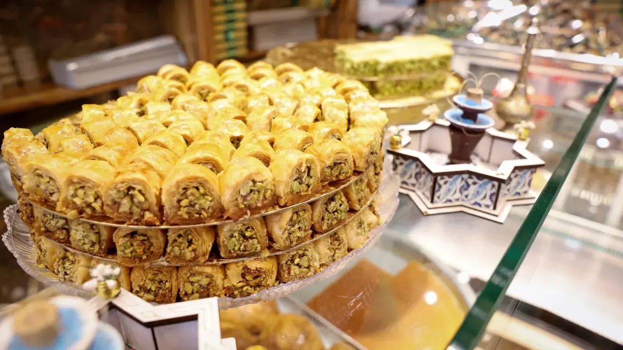 Ein Turm aus leckerer Baklava mit Pistazien, perfekt, um zum Zuckerfest zu gratulieren.
