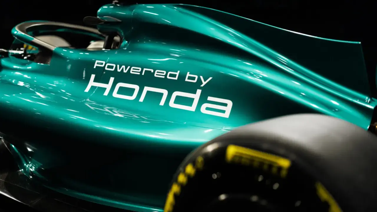 Der Aston Martin Rennwagen in Türkis trägt stolz das "Powered by Honda" Logo.