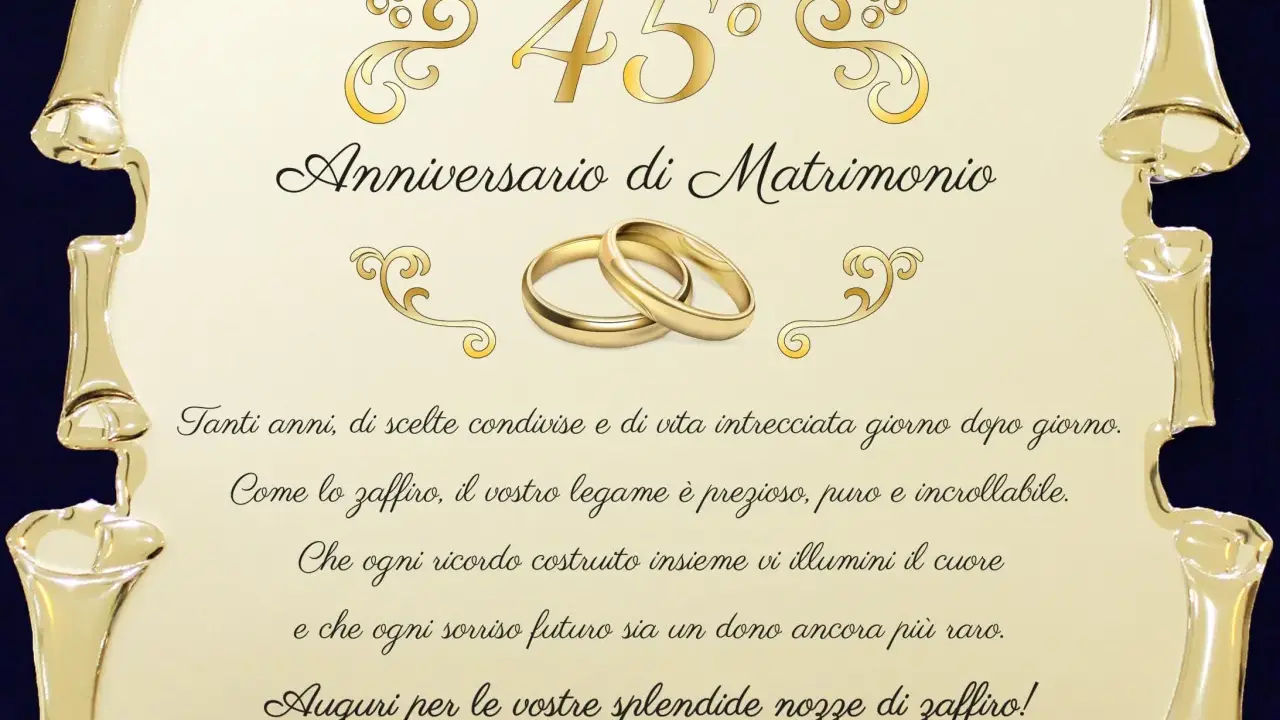 Złote obrączki i napis "45° Anniversario di Matrimonio" na ozdobnym tle. Życzenia na 45 rocznicę ślubu, porównujące związek do cennego zafiru.