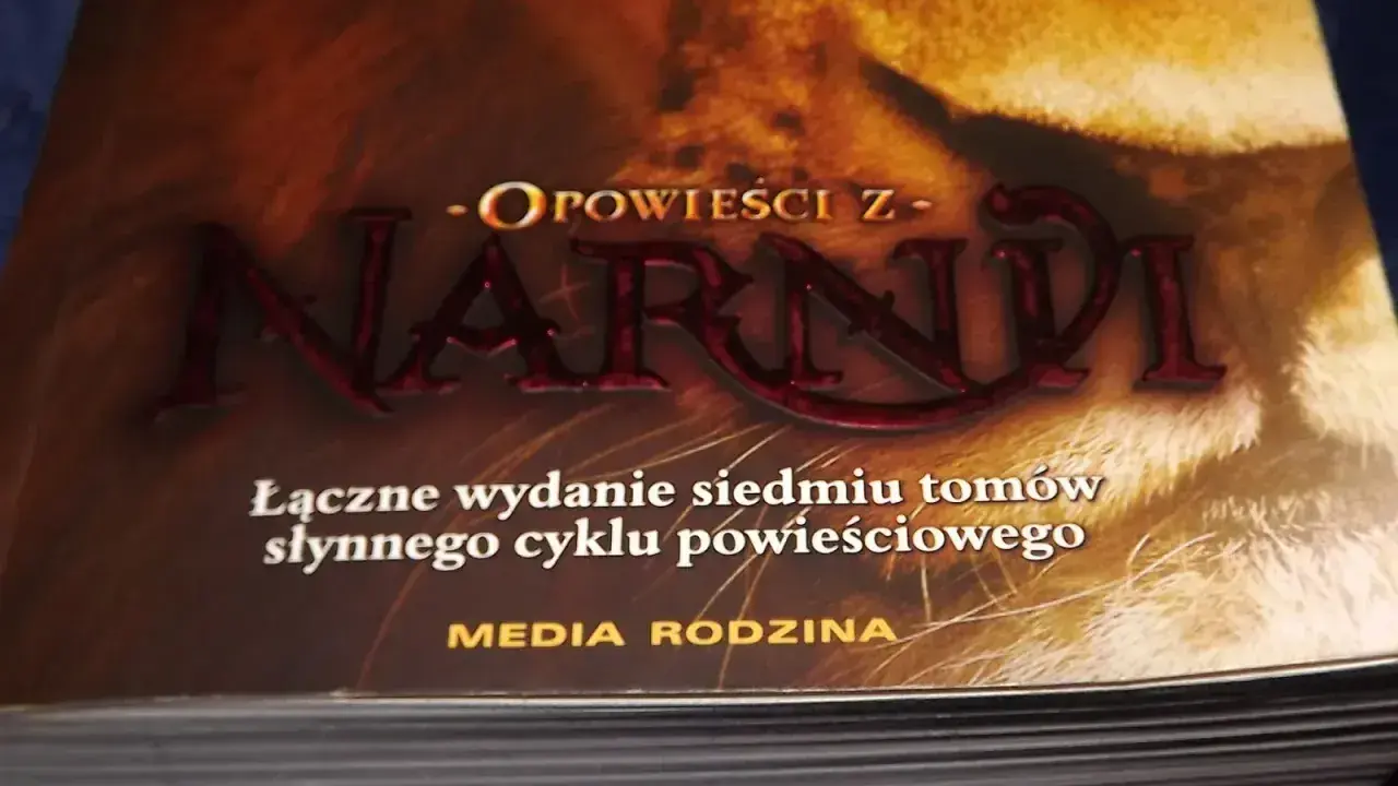 Okładka książki "Opowieści z Narnii", wydanie zbiorcze siedmiu tomów słynnego cyklu.
