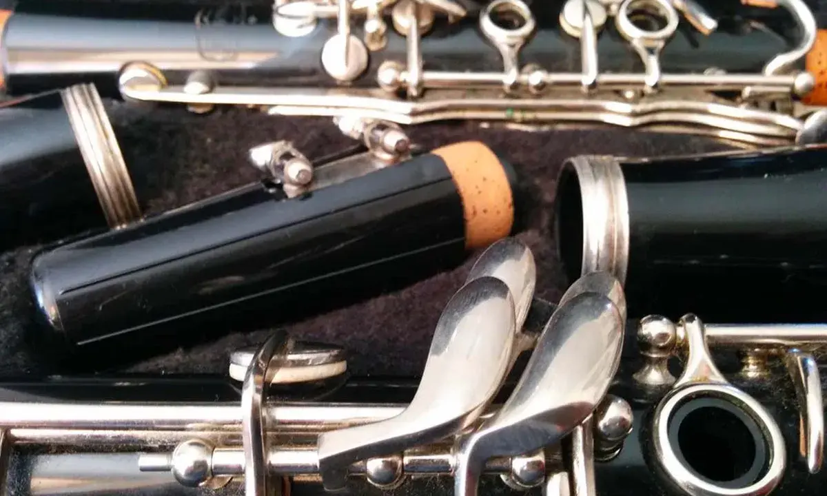 Détail d'une clarinette démontée, prête pour apprendre à jouer de cet instrument. Les clés argentées brillent.