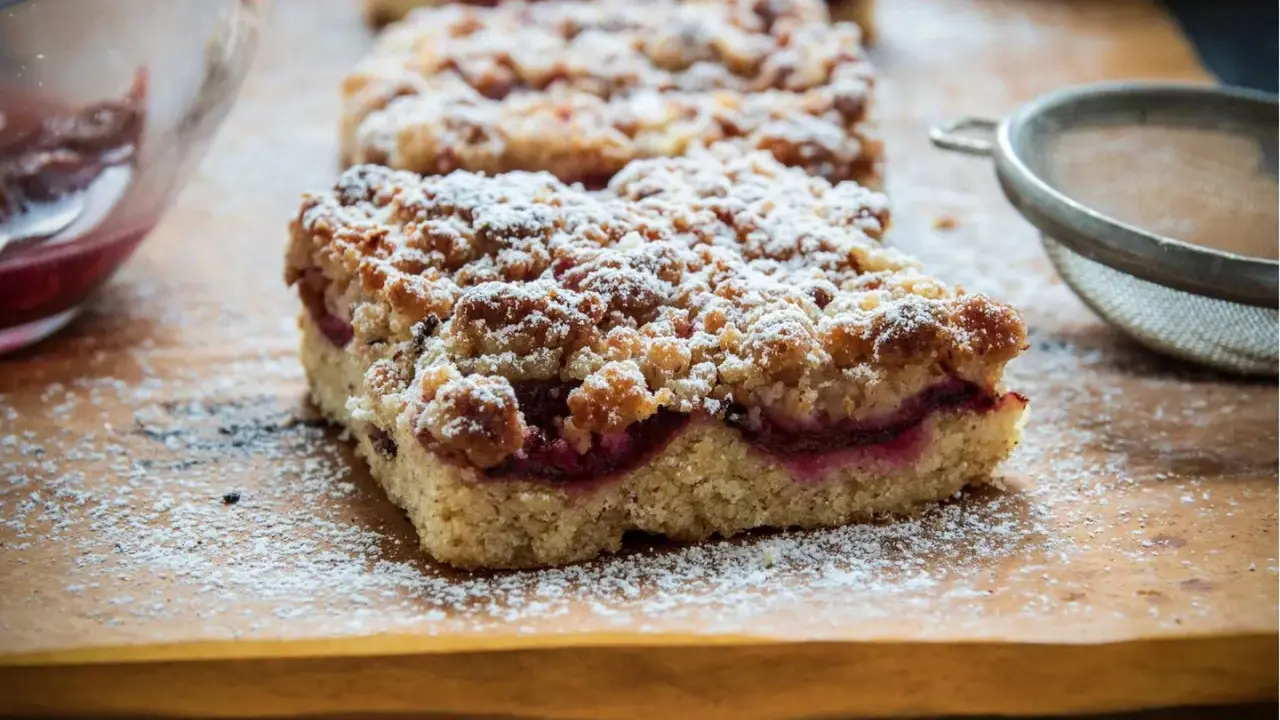 Saftiger Pflaumenkuchen vom Blech, bestäubt mit Puderzucker. Ein köstliches Rezept für den Herbst.