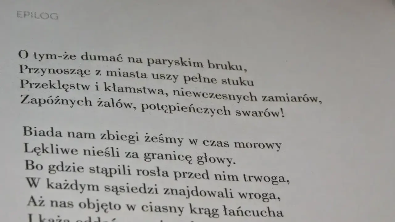 Fragment "Pana Tadeusza" z epilogu. Wiersz opisuje gorzkie refleksje o losie narodu, pełne cytaty o klęskach i żalach.