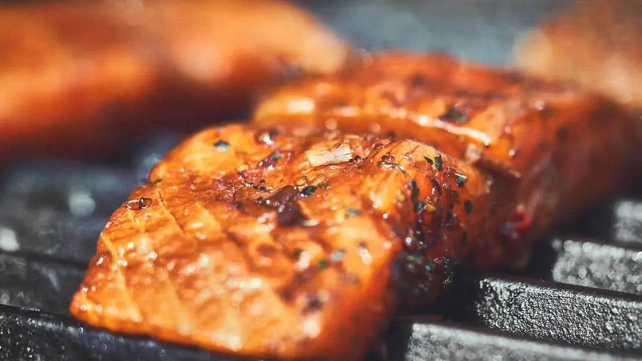 Saftige Lachsfilets mit Kräutern und Gewürzen werden auf dem Grill zubereitet. Der Lachs grillen ist ein Genuss!