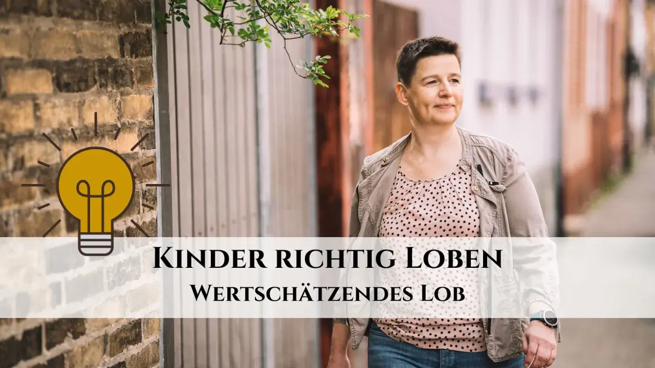 Frau mit Glühbirne-Symbol und Text "Kinder richtig loben". Wertschätzendes Lob für Kinder.