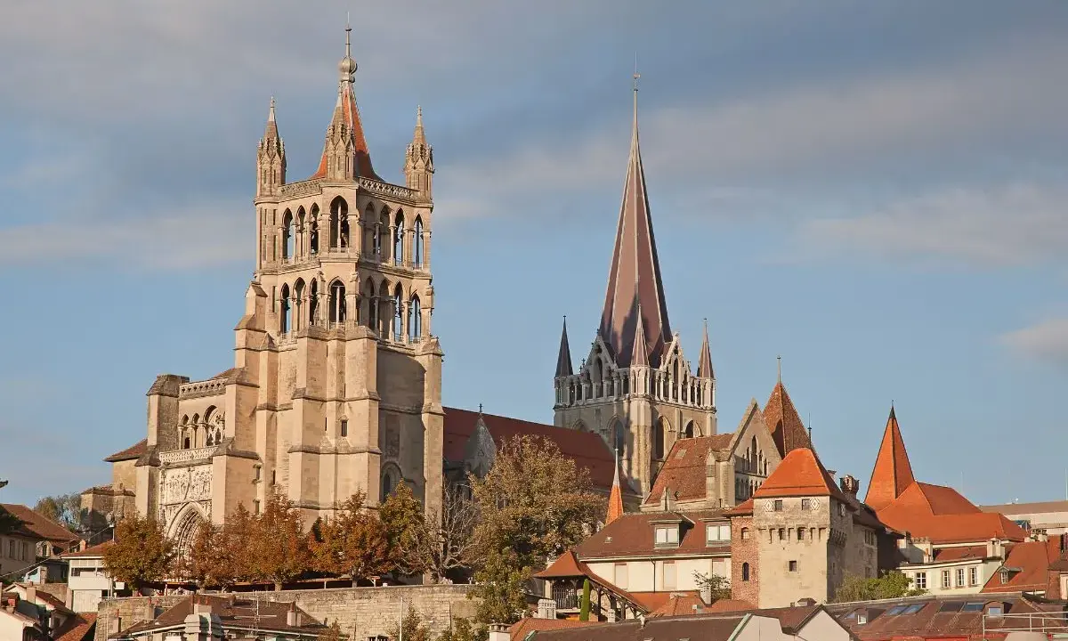 Cattedrale di Losanna e tetti rossi, un panorama da non perdere per chi cerca cosa vedere a Losanna.
