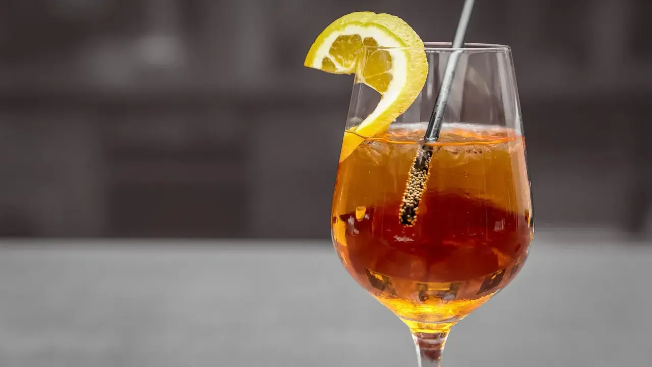 Orzeźwiający drink z Metaxą, lodem i plasterkiem cytryny. Idealny na letnie wieczory. Metaxa z czym pić? Z cytryną i lodem!