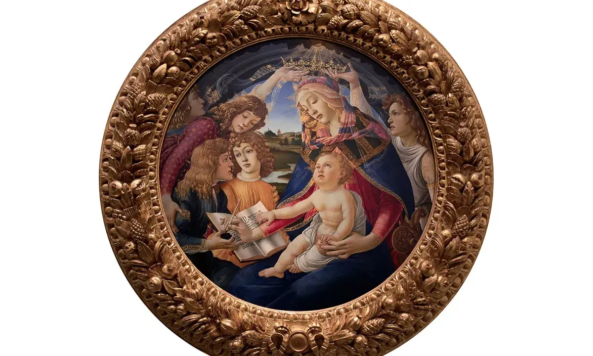 La Madone du Magnificat, entourée d'anges, est couronnée par deux d'entre eux. L'Enfant Jésus, sur les genoux de sa mère, touche un livre.