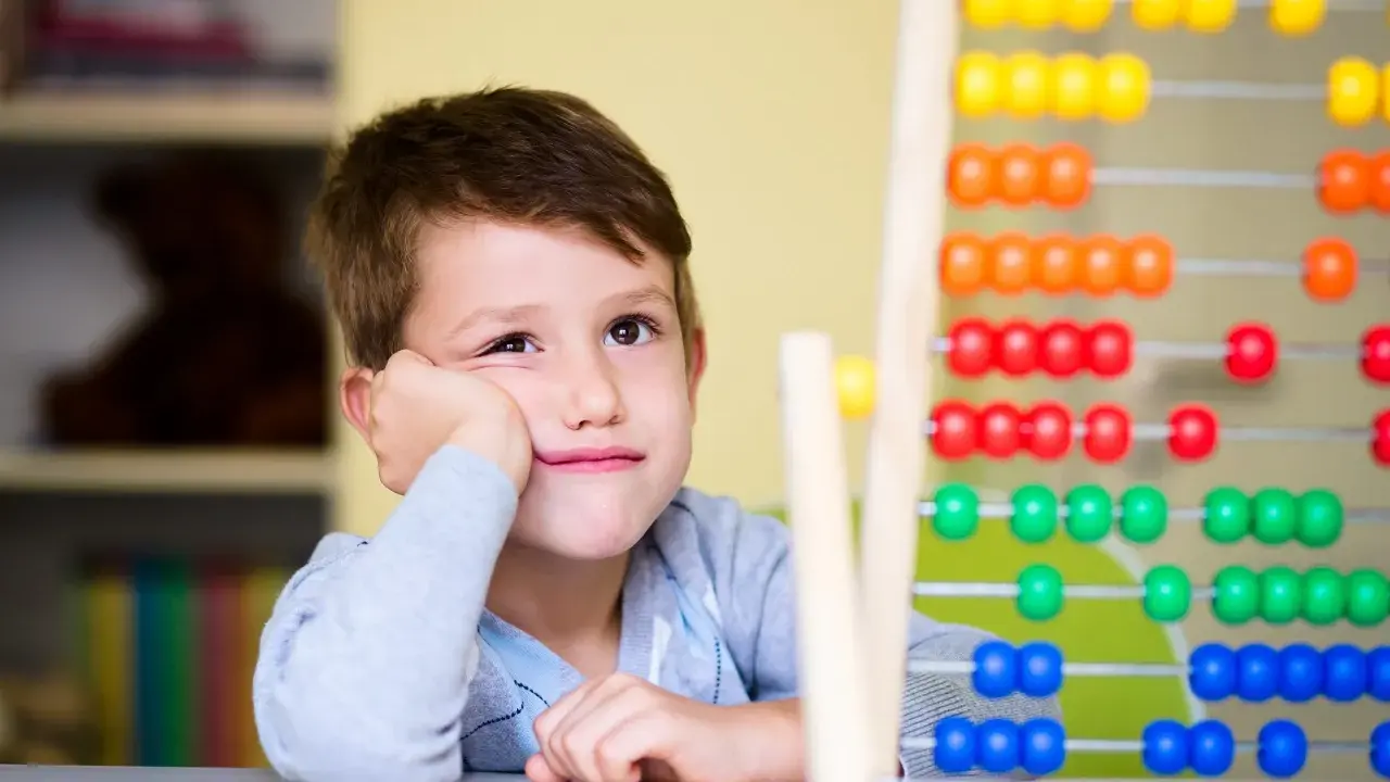Un niño con TDAH puede llevar una vida normal, aprendiendo y jugando con su ábaco de colores.