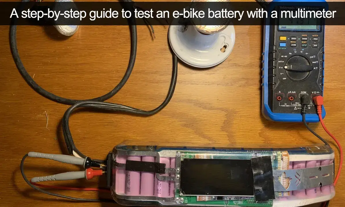 Comment tester une batterie 36v : un multimètre mesure la tension d'une batterie de vélo électrique.
