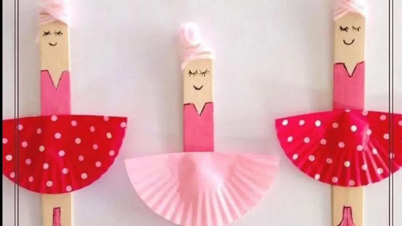 Manualidades para niños: tres bailarinas hechas con palitos de madera, papel y lana. ¡Perfectas para crear!