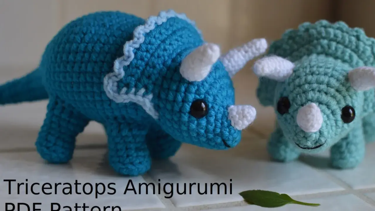 Dos adorables triceratops amigurumi, uno azul y otro verde menta, listos para tejer con este patrón gratis.
