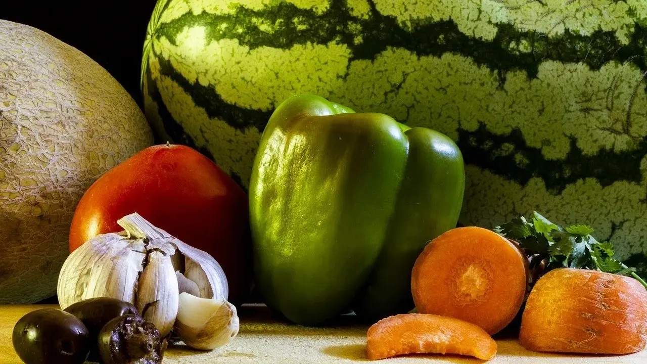 Arbuz, melon, pomidor, czosnek, oliwki, marchewki i zielona papryka. Czy papryka to owoc? To pytanie, które często zadajemy, patrząc na te warzywa i owoce.