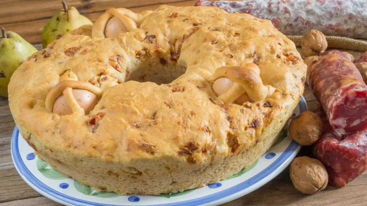 Torta pasqualina con uova e salumi, un classico dei piatti pasquali.