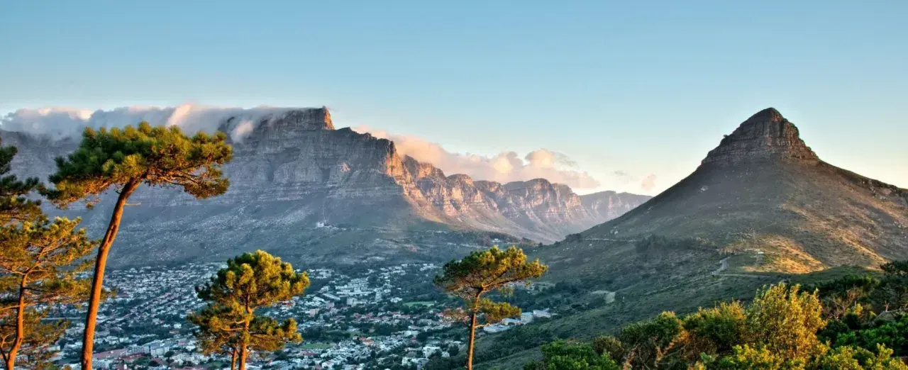 Vacker solnedgång över Kapstaden med Taffelberget och Lejonhuvud. En påminnelse om hopp och framtid, som ett vaccin i Sydafrika.